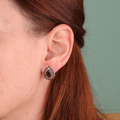 Náušnice Orchidej - Stříbrné náušnice s vltavínem a granáty